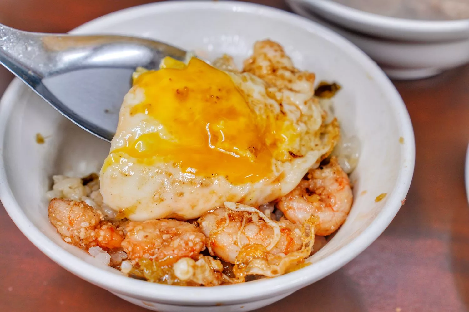 【天天鮮排骨飯】基隆 40 年在地老店，排骨蝦仁飯半熟蛋超銷魂 @混血珊莎的奇幻旅程