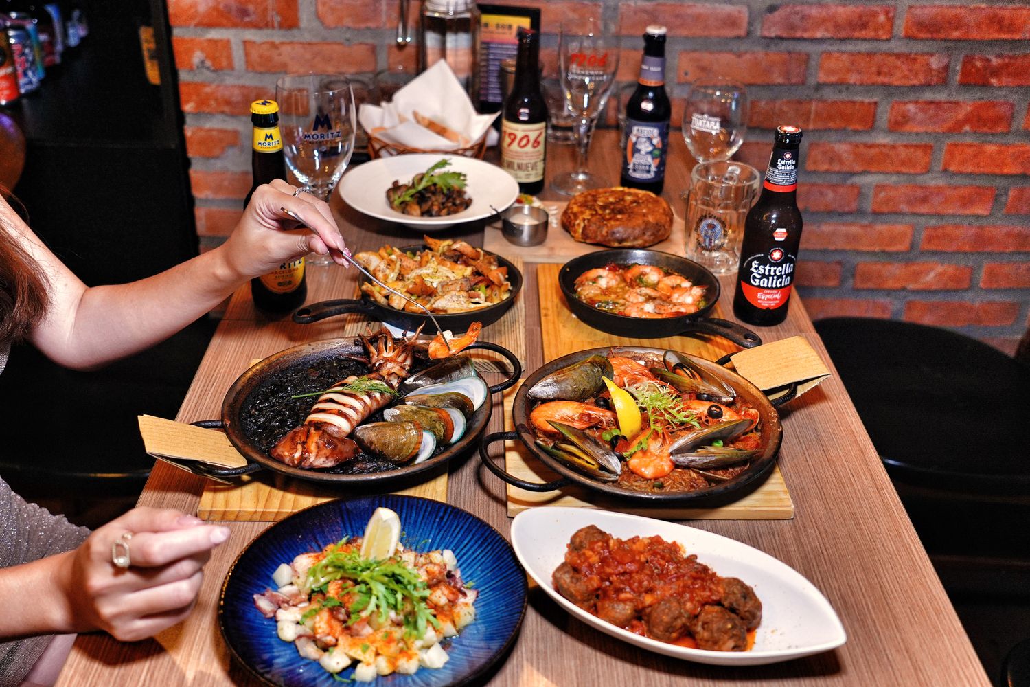 ABV地中海餐酒館光復店｜台北西班牙餐廳爽喝百種精釀啤酒，不限時聚餐好去處! @混血珊莎的奇幻旅程