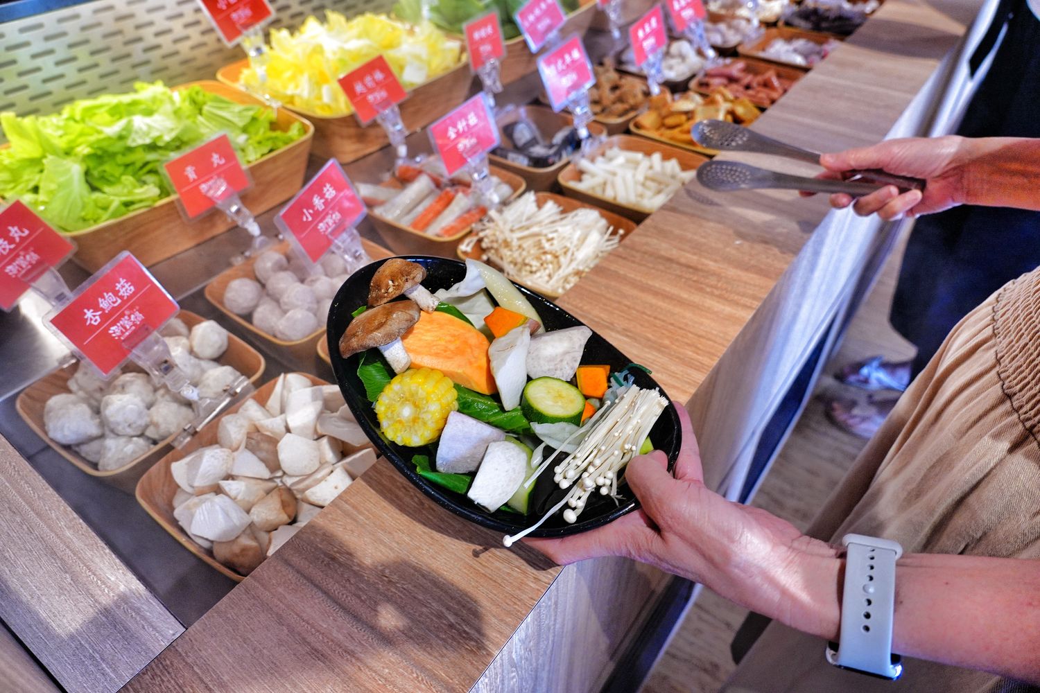 涮饗鍋食べ放題｜新開幕桃園火鍋吃到飽推薦，438 元起爽吃自助吧百種食材! @混血珊莎的奇幻旅程