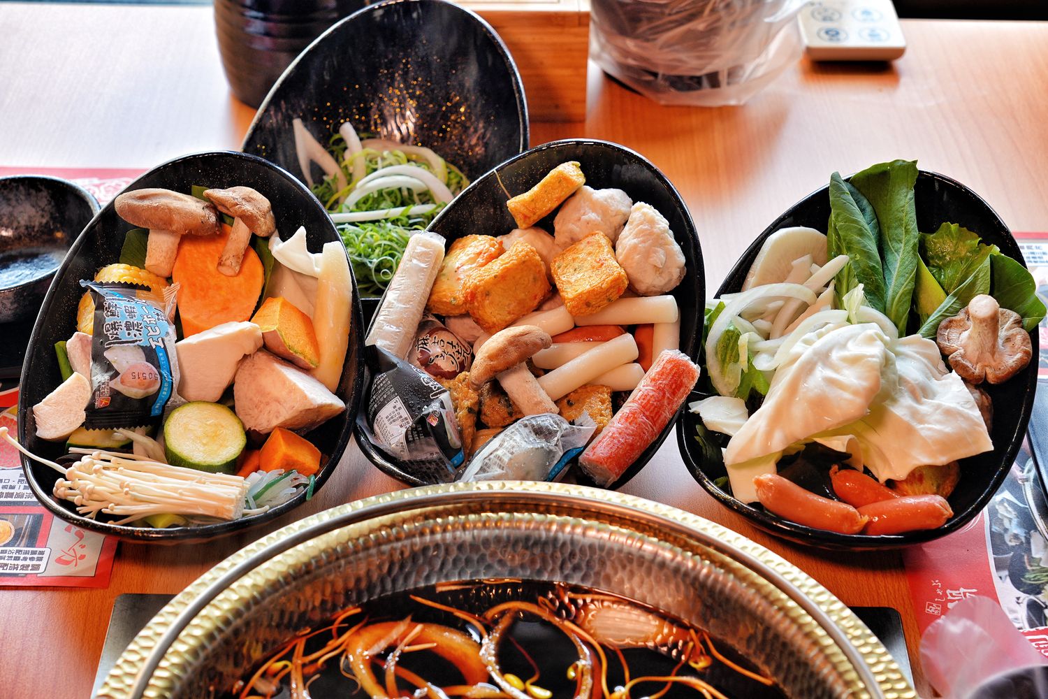 涮饗鍋食べ放題｜新開幕桃園火鍋吃到飽推薦，438 元起爽吃自助吧百種食材! @混血珊莎的奇幻旅程