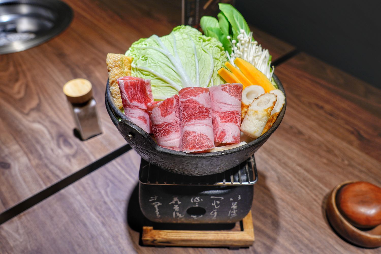 山鯨燒肉西屯店｜夢幻和牛寶箱，京都風慶生約會浪漫爆表! @混血珊莎的奇幻旅程