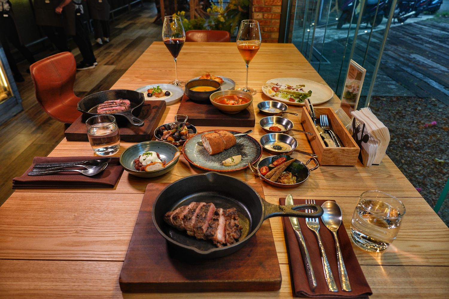 FORE restaurant 柴燒牛排｜台中西區牛排慶生約會首選餐廳! @混血珊莎的奇幻旅程