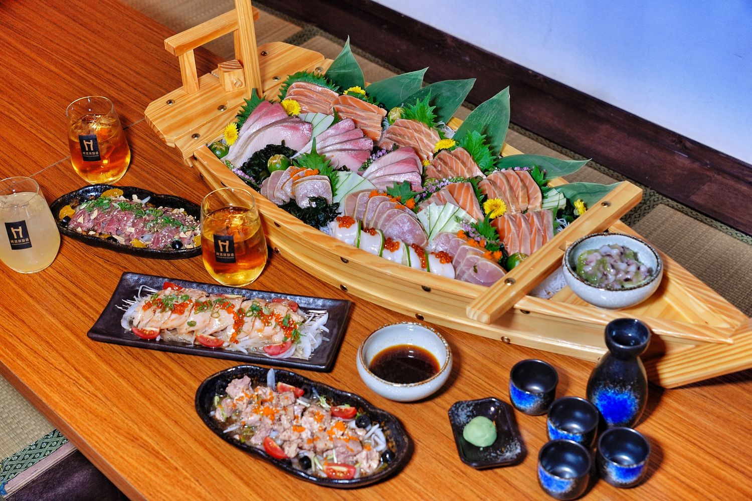ABV日式居酒館｜林口長庚餐廳稻草燒生魚片船，帶你秒飛日本! @混血珊莎的奇幻旅程