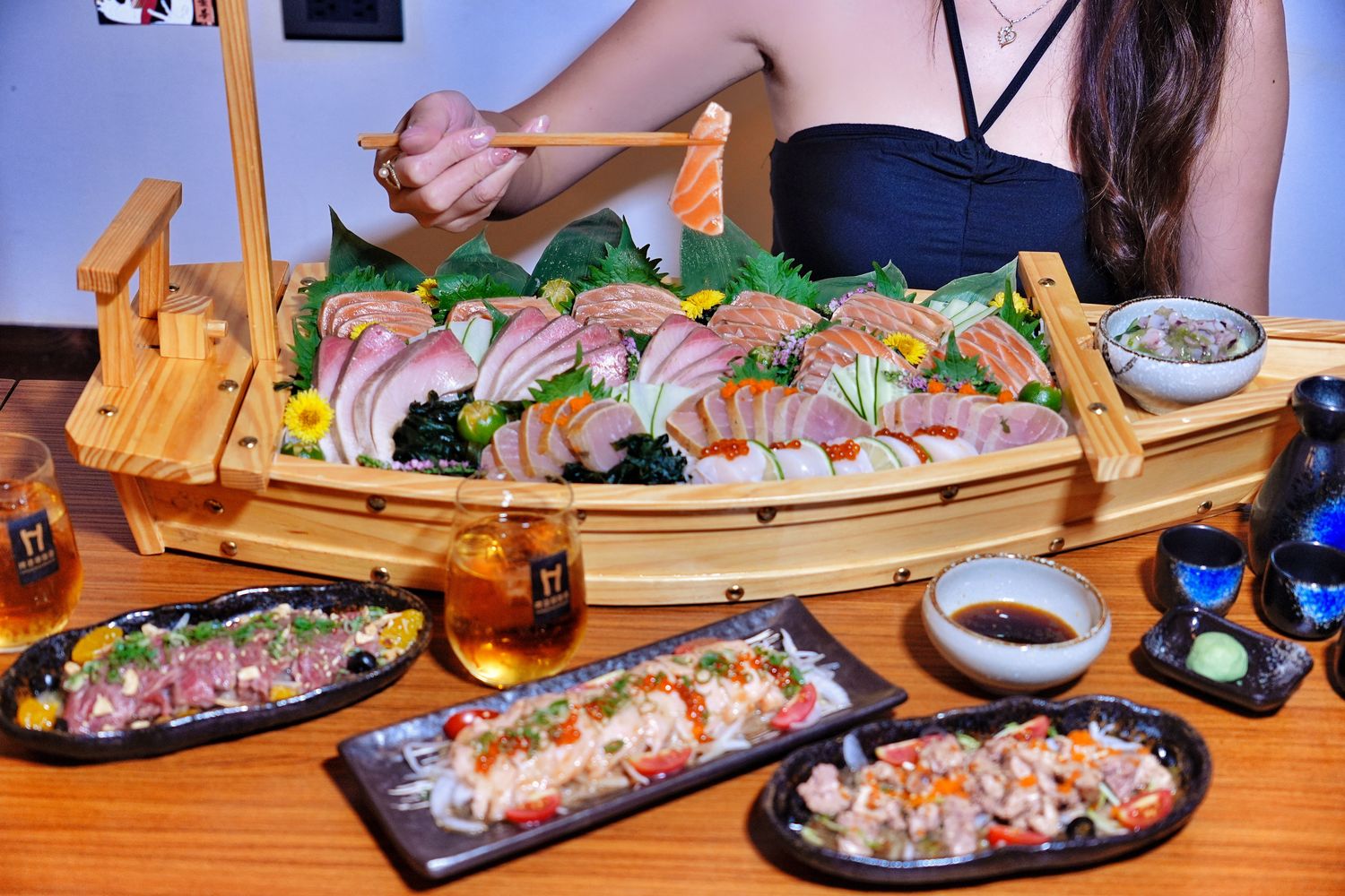 ABV日式居酒館｜林口長庚餐廳稻草燒生魚片船，帶你秒飛日本! @混血珊莎的奇幻旅程