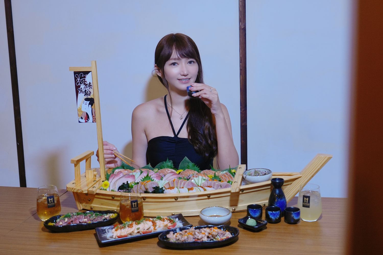 ABV日式居酒館｜林口長庚餐廳稻草燒生魚片船，帶你秒飛日本! @混血珊莎的奇幻旅程