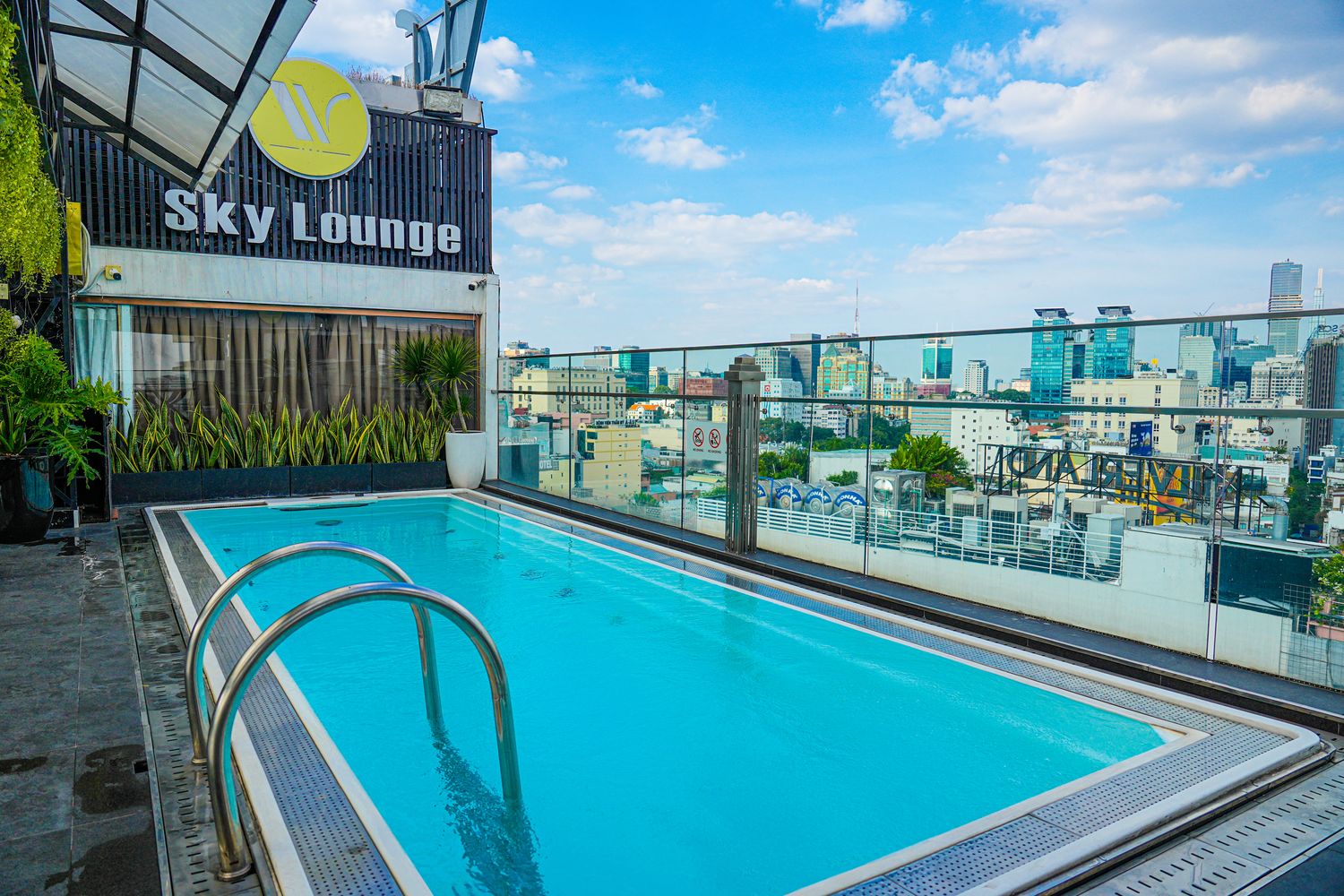 【2025胡志明住宿】精選 14 間越南胡志明飯店優惠，頂樓泳池城市風光! @混血珊莎的奇幻旅程