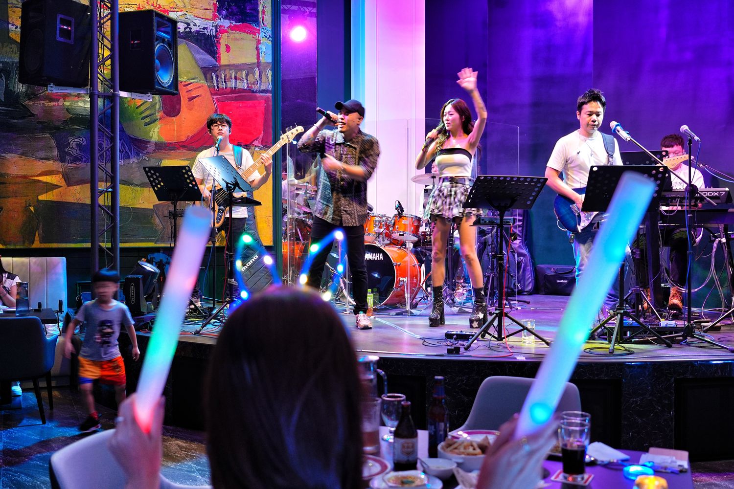 8+9吧食酒音樂餐廳｜新開幕台中南屯餐酒館，美食餐廳推薦，live band樂團嗨整晚！ @混血珊莎的奇幻旅程