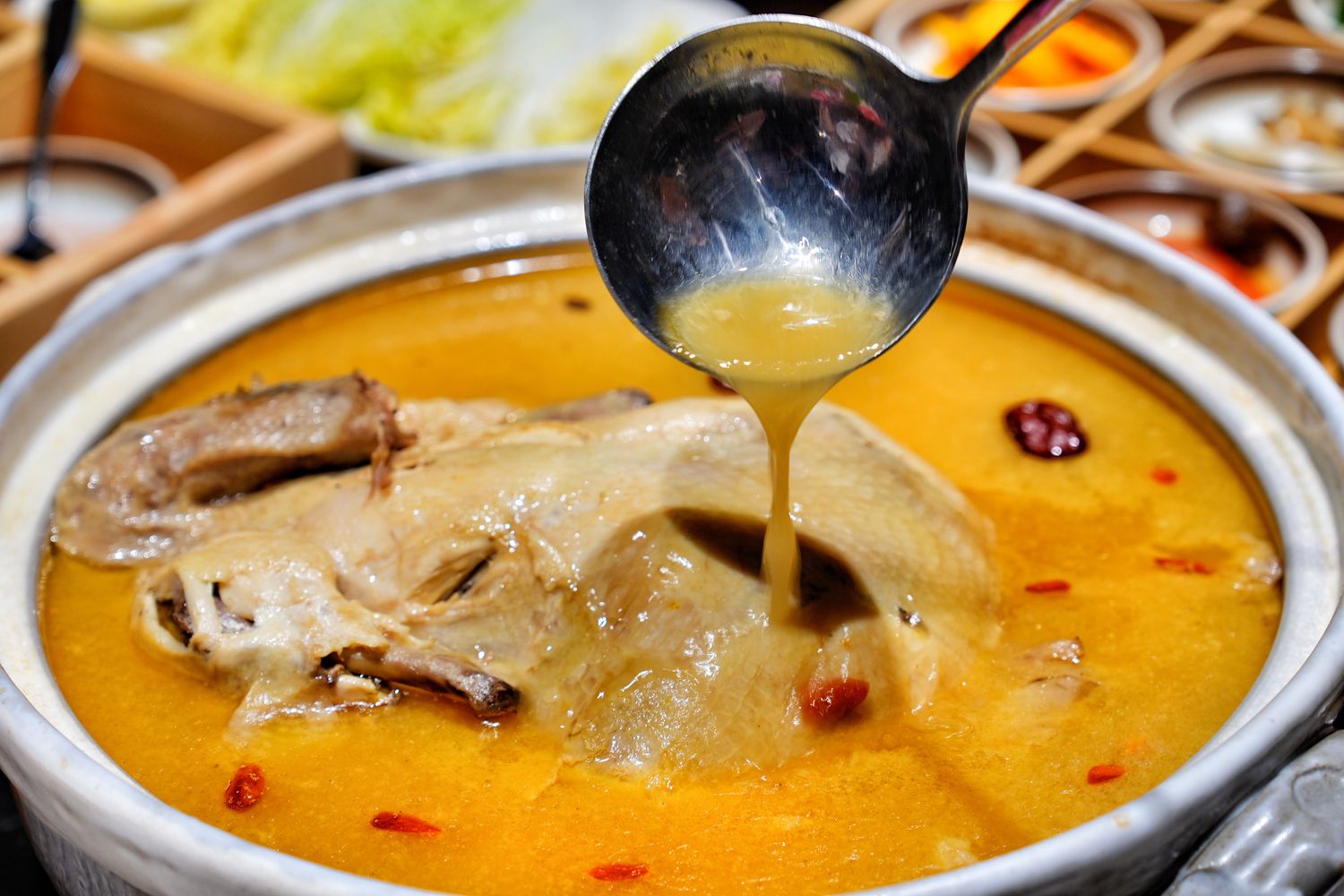 中山區火鍋｜星曜雞湯，新開幕欣欣百貨餐廳，雞湯界LV華麗登場! @混血珊莎的奇幻旅程