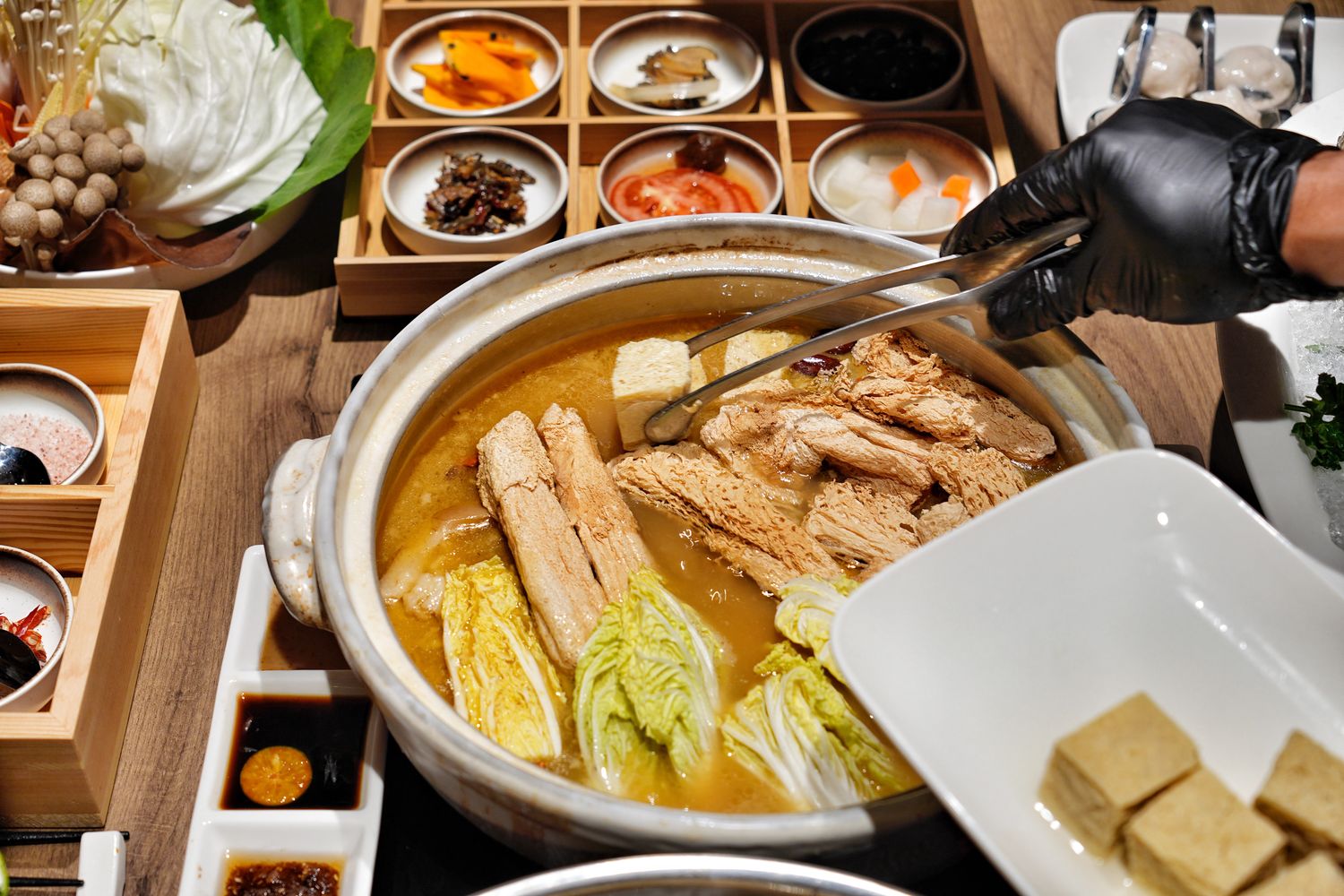 中山區火鍋｜星曜雞湯，新開幕欣欣百貨餐廳，雞湯界LV華麗登場! @混血珊莎的奇幻旅程