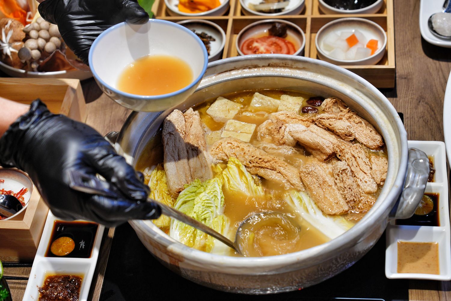 中山區火鍋｜星曜雞湯，新開幕欣欣百貨餐廳，雞湯界LV華麗登場! @混血珊莎的奇幻旅程