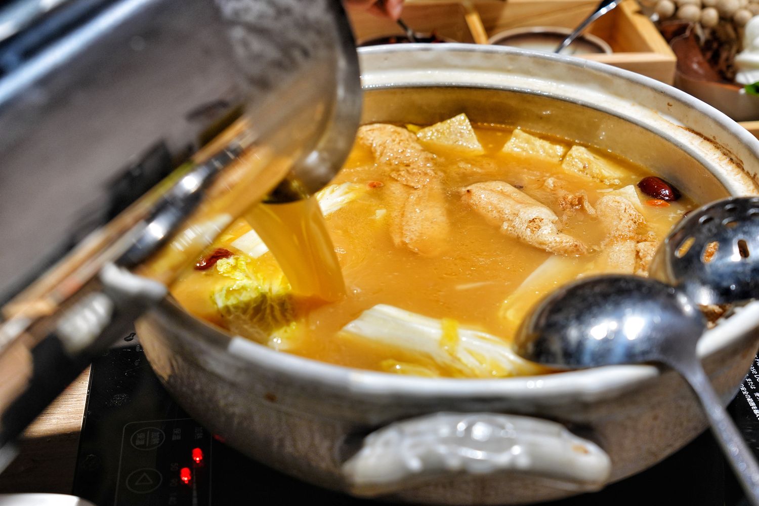 中山區火鍋｜星曜雞湯，新開幕欣欣百貨餐廳，雞湯界LV華麗登場! @混血珊莎的奇幻旅程
