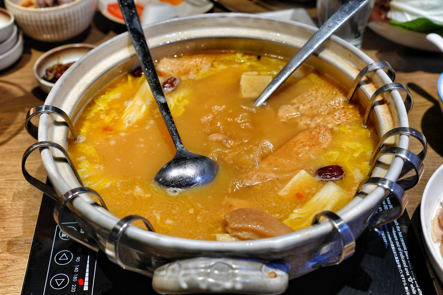 中山區火鍋｜星曜雞湯，新開幕欣欣百貨餐廳，雞湯界LV華麗登場! @混血珊莎的奇幻旅程
