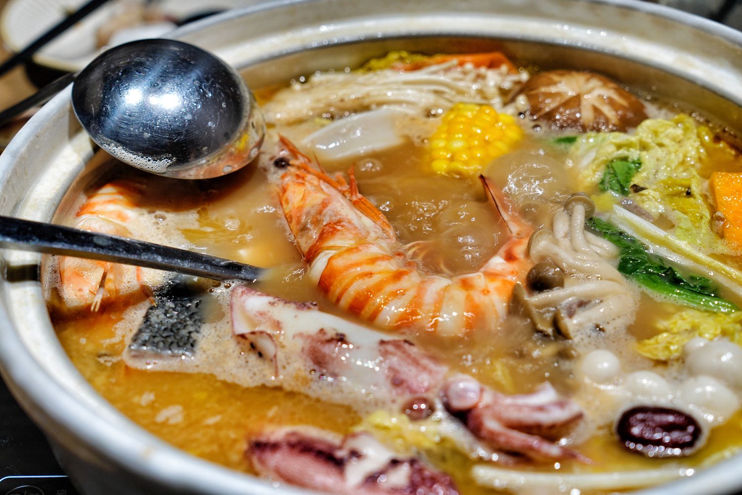 中山區火鍋｜星曜雞湯，新開幕欣欣百貨餐廳，雞湯界LV華麗登場! @混血珊莎的奇幻旅程