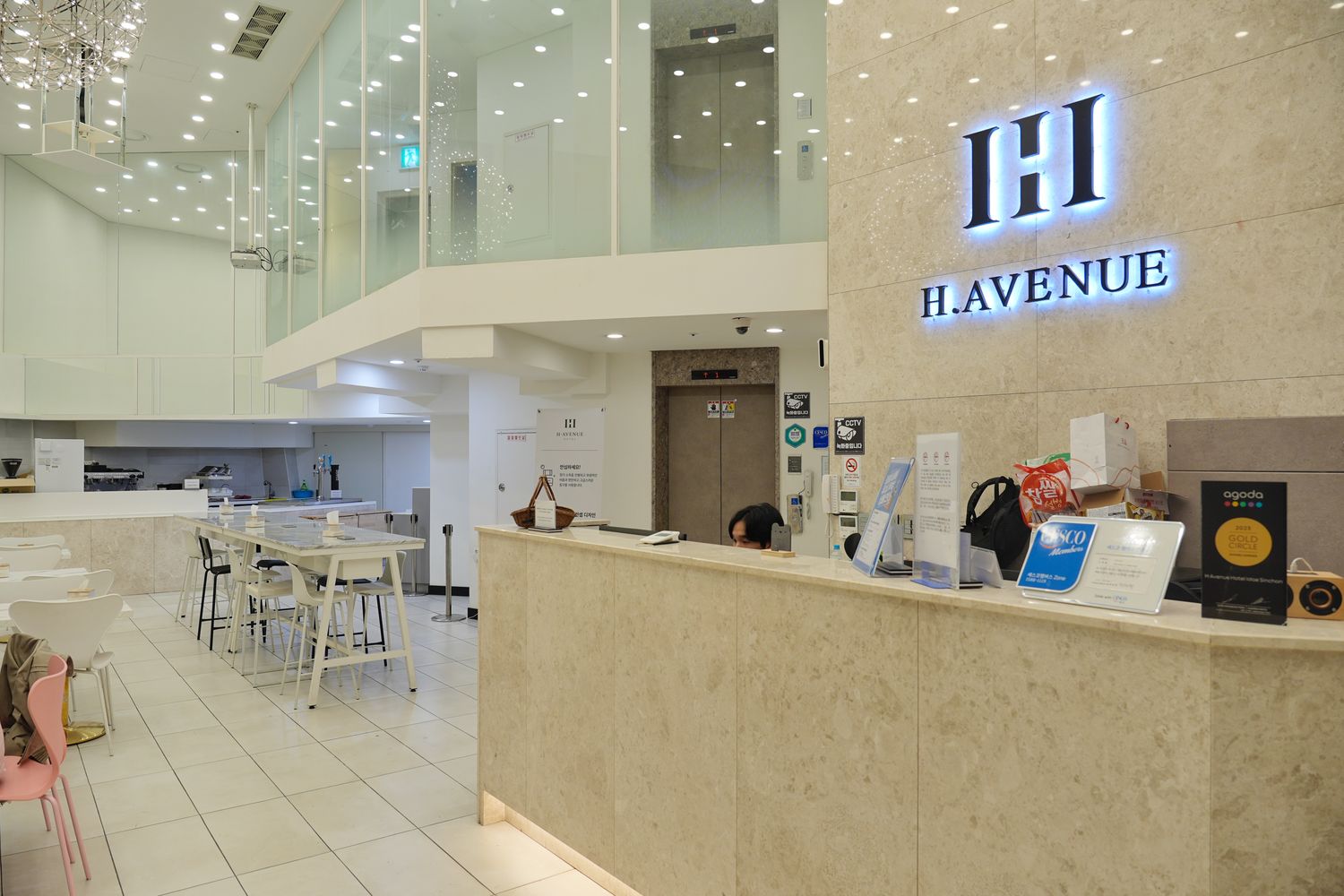 梨大新村H大道飯店(H Avenue Hotel Idae Sinchon)｜入住一晚每人不用 1000 元! @混血珊莎的奇幻旅程