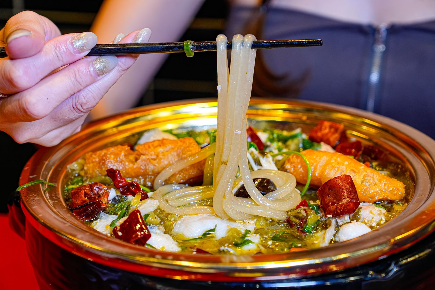 錄鼎記酸菜魚 屏東店|新開幕屏東酸菜魚， 288 元起自助吧吃到飽! @混血珊莎的奇幻旅程