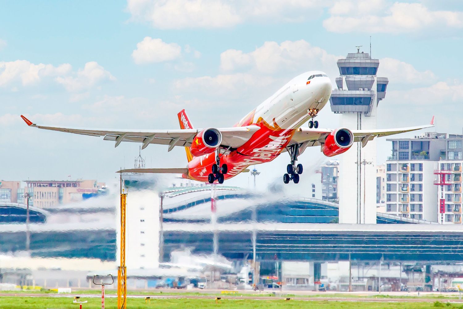 Thai Vietjet Air泰越捷航空是越捷航空子公司，近期常常推出超低促銷機票，很幸運搶到去泰國曼谷的單程含行李只要NT2000元出頭，9/16搶票之後，10/28就收到泰越捷寄信通知航班異動，而跟越捷航空的退票流程不一樣，泰越捷航空有專屬的LINE客服，並且可以選擇中文服務，珊莎會實際教學如何申請退款，泰越捷航