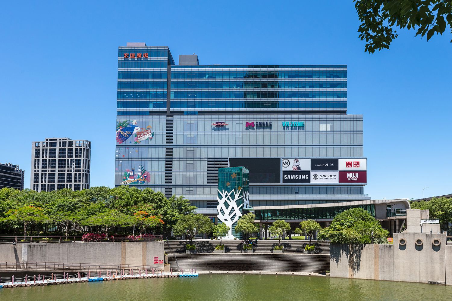 新月大河｜新莊建案英倫雙塔地標，河景第一排水岸宅! @混血珊莎的奇幻旅程