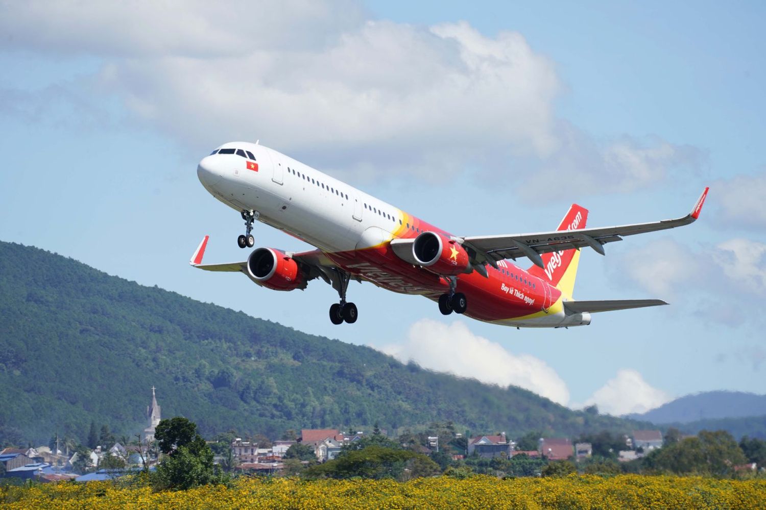 這次因為搶到Vietjet Air越捷航空的促銷機票，所以安排了越南胡志明跟富國島旅遊。沒想到出發前一個月，珊莎上網搜尋航班要安排行程，一查官網才發現被改時間，從中午起飛被改到早上起飛，立馬聯繫台灣代理公司，才知道台灣這邊是無法協助越捷航空退票，後續還需要自行寫英文郵件給越捷航空，一來一往的之後，需要等到越捷航空回信才