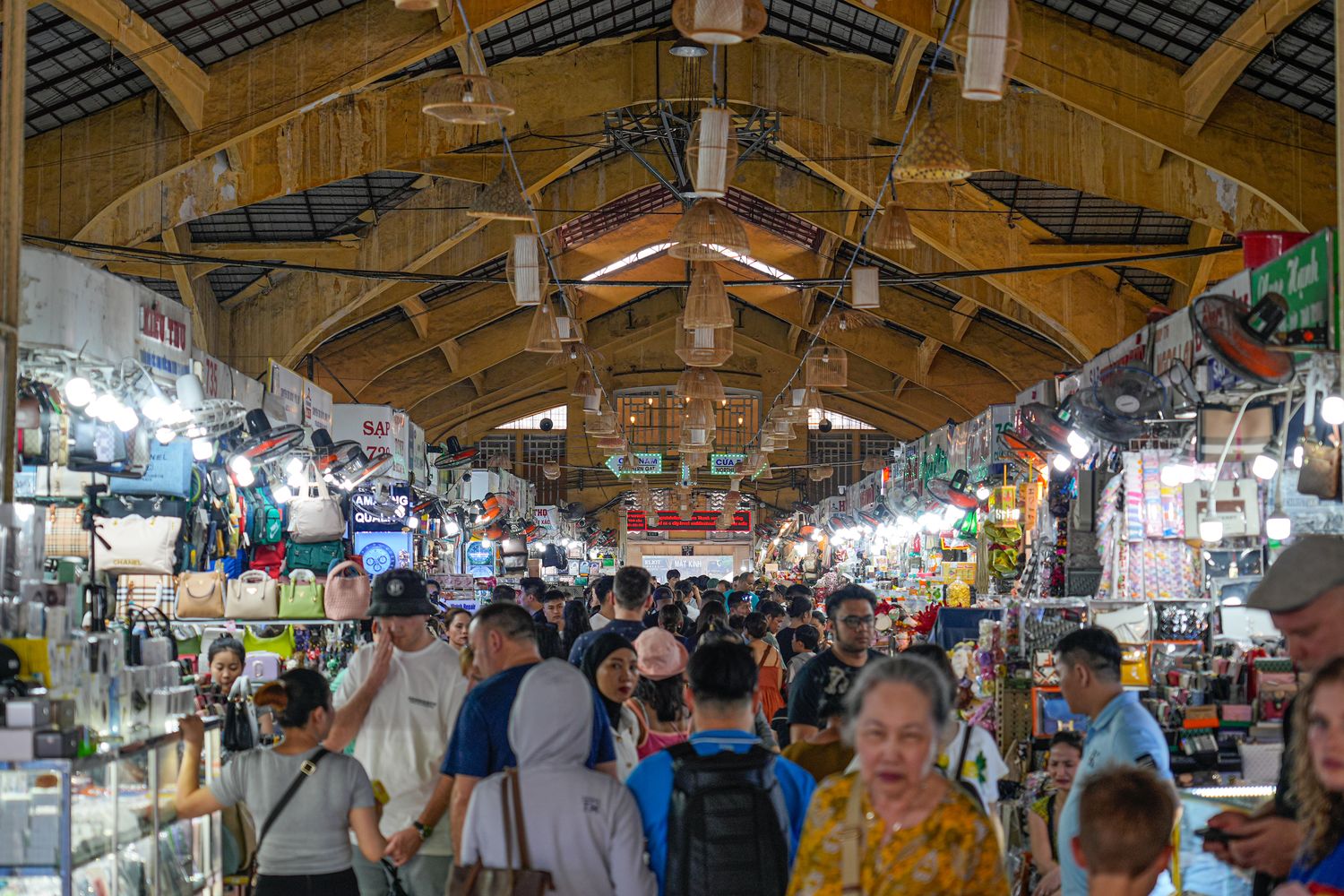 【2025胡志明自由行】越南胡志明一日遊、簽證、換匯行程全攻略! @混血珊莎的奇幻旅程