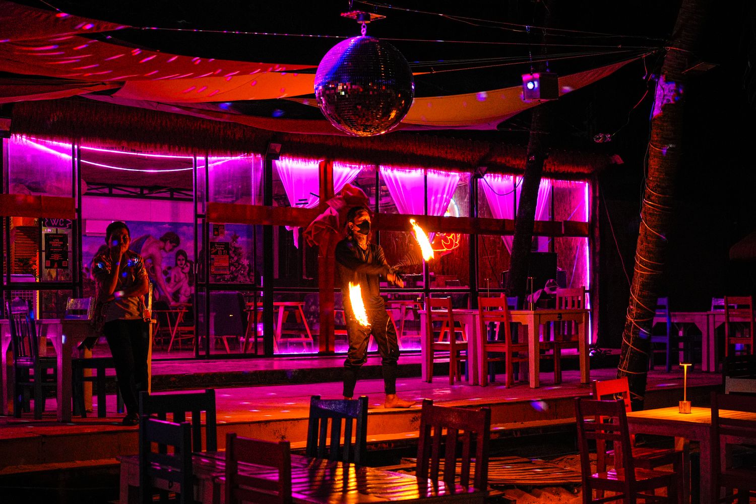 【2025富國島火舞餐廳】精選 3 間富國島夜生活酒吧，打卡遊客愛店! @混血珊莎的奇幻旅程