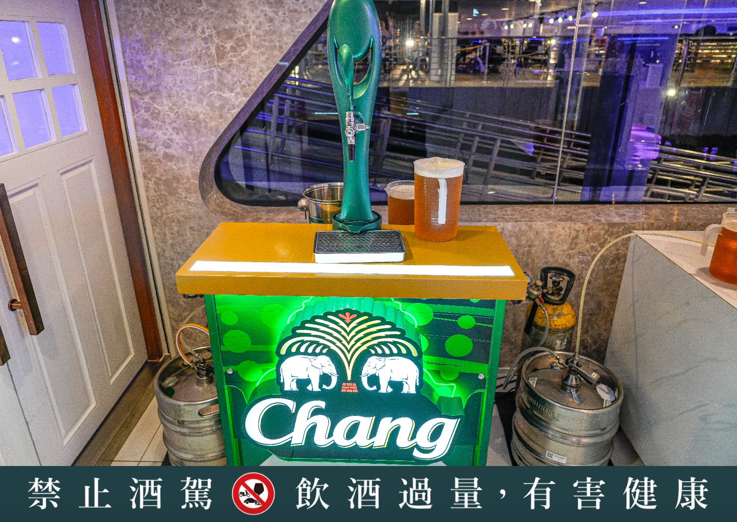 湄南河白蘭花河號遊船White Orchid River Cruise｜曼谷遊船人妖秀，海鮮自助餐跟酒水無限暢飲! @混血珊莎的奇幻旅程