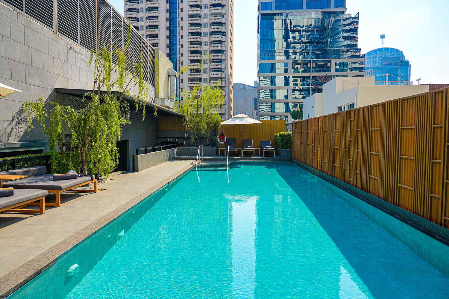 曼谷素坤逸20萬怡酒店 Courtyard Bangkok Sukhumvit 20｜近購物中心曼谷Asok住宿! @混血珊莎的奇幻旅程