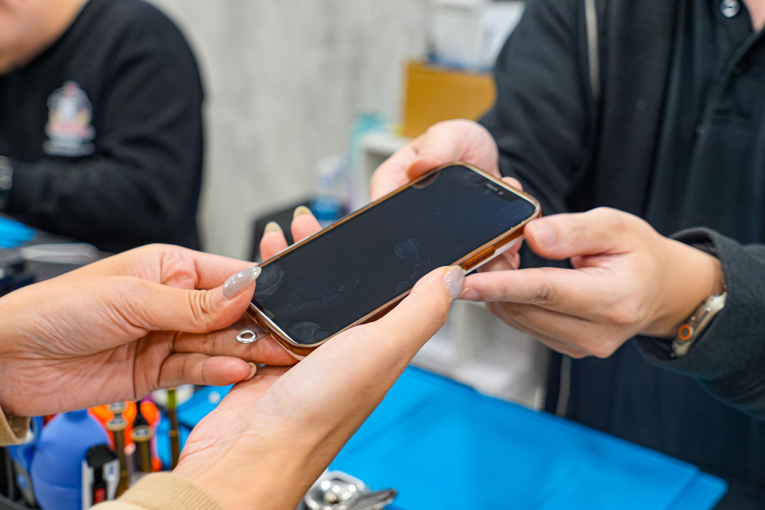 保衛站｜iPhone換電池推薦，全台門市 60 分鐘快速維修，保固半年業界最長! @混血珊莎的奇幻旅程