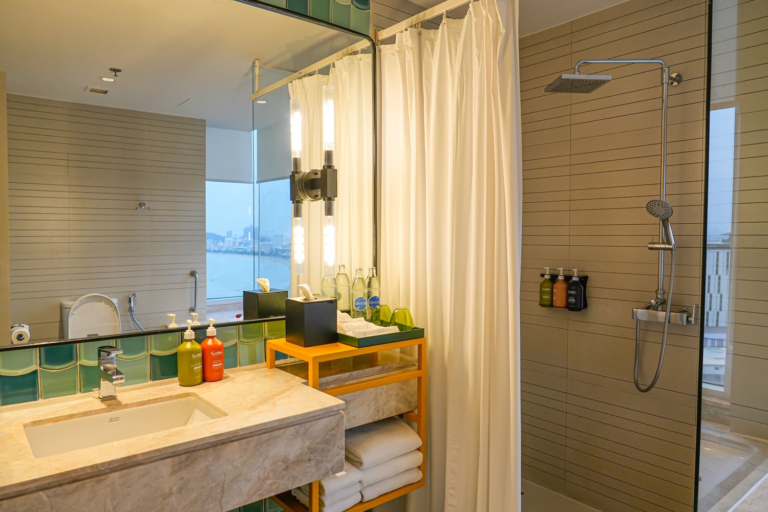 Holiday Inn Pattaya 芭達雅假日酒店｜海景套房伴美景入眠，芭達雅推薦飯店! @混血珊莎的奇幻旅程