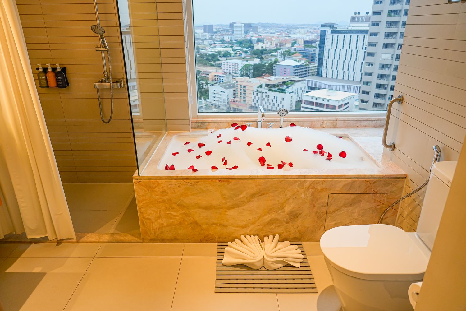 Holiday Inn Pattaya 芭達雅假日酒店｜海景套房伴美景入眠，芭達雅推薦飯店! @混血珊莎的奇幻旅程