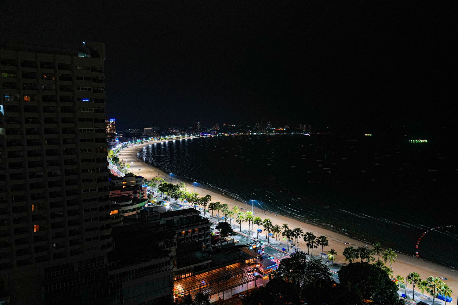 Holiday Inn Pattaya 芭達雅假日酒店｜海景套房伴美景入眠，芭達雅推薦飯店! @混血珊莎的奇幻旅程