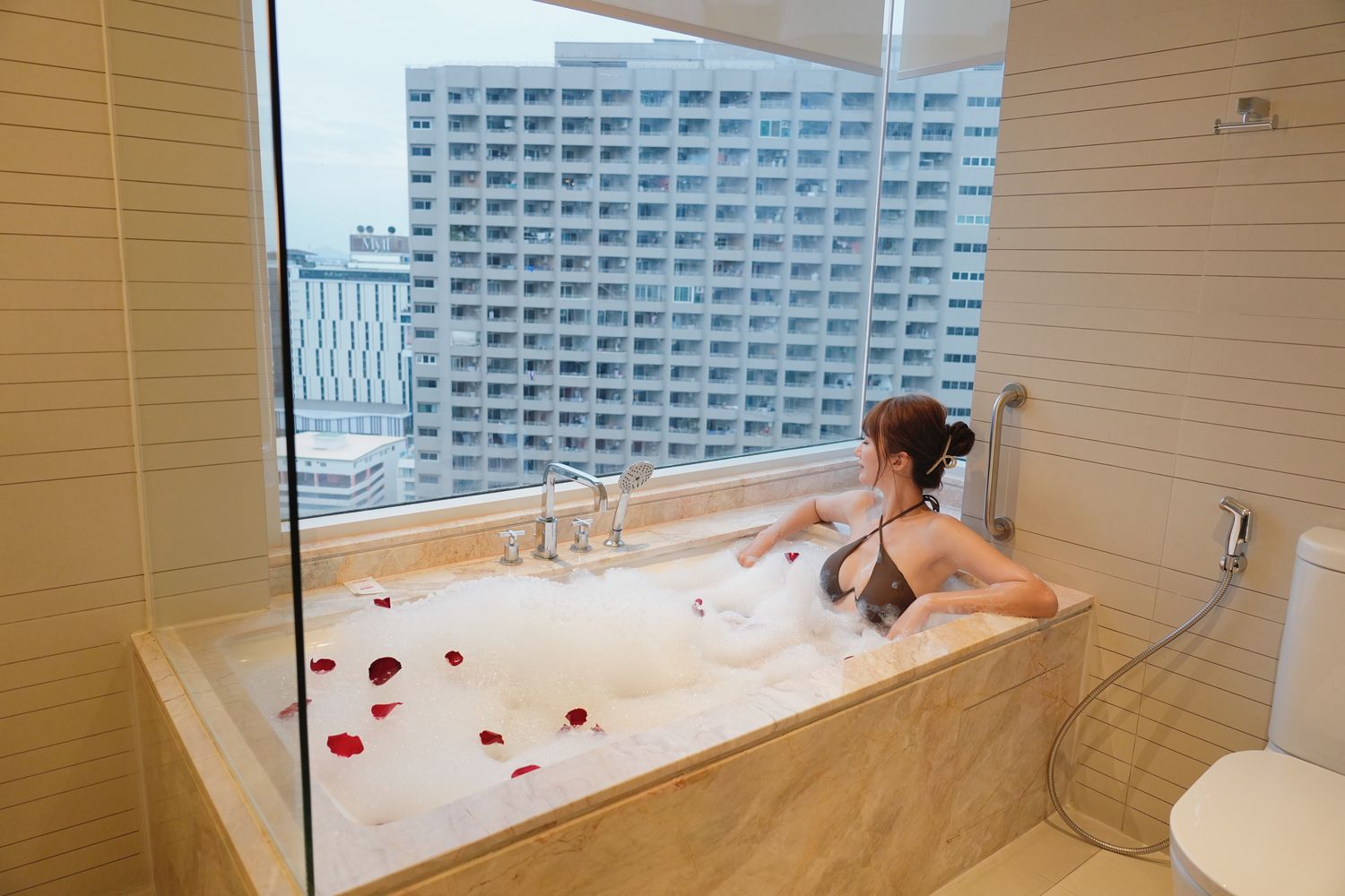 Holiday Inn Pattaya 芭達雅假日酒店｜海景套房伴美景入眠，芭達雅推薦飯店! @混血珊莎的奇幻旅程