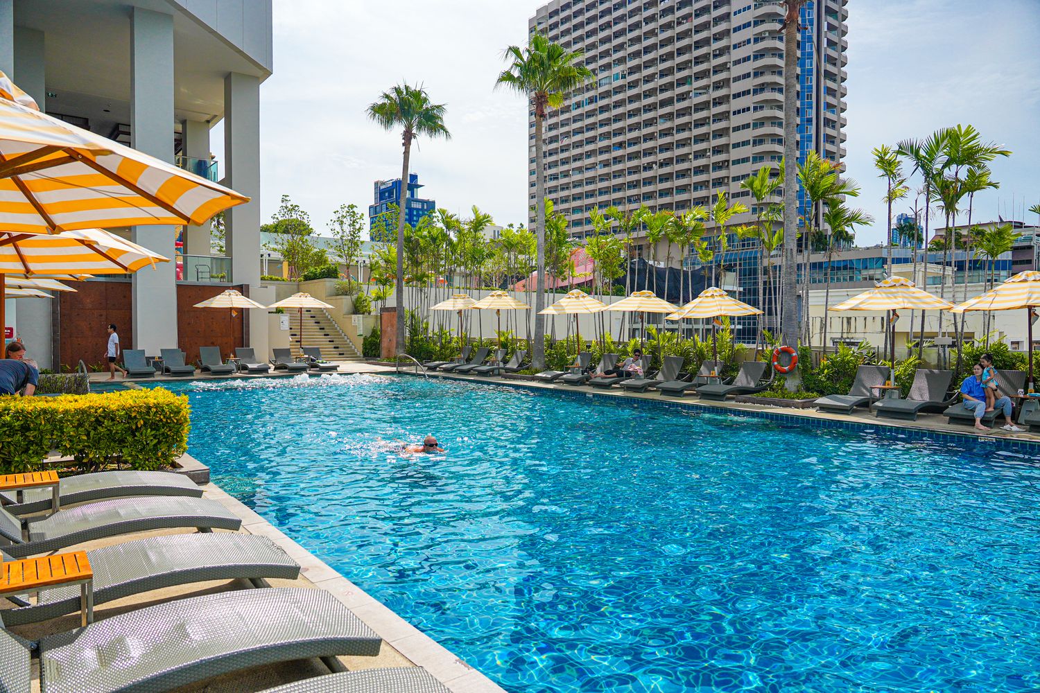 Holiday Inn Pattaya 芭達雅假日酒店｜海景套房伴美景入眠，芭達雅推薦飯店! @混血珊莎的奇幻旅程