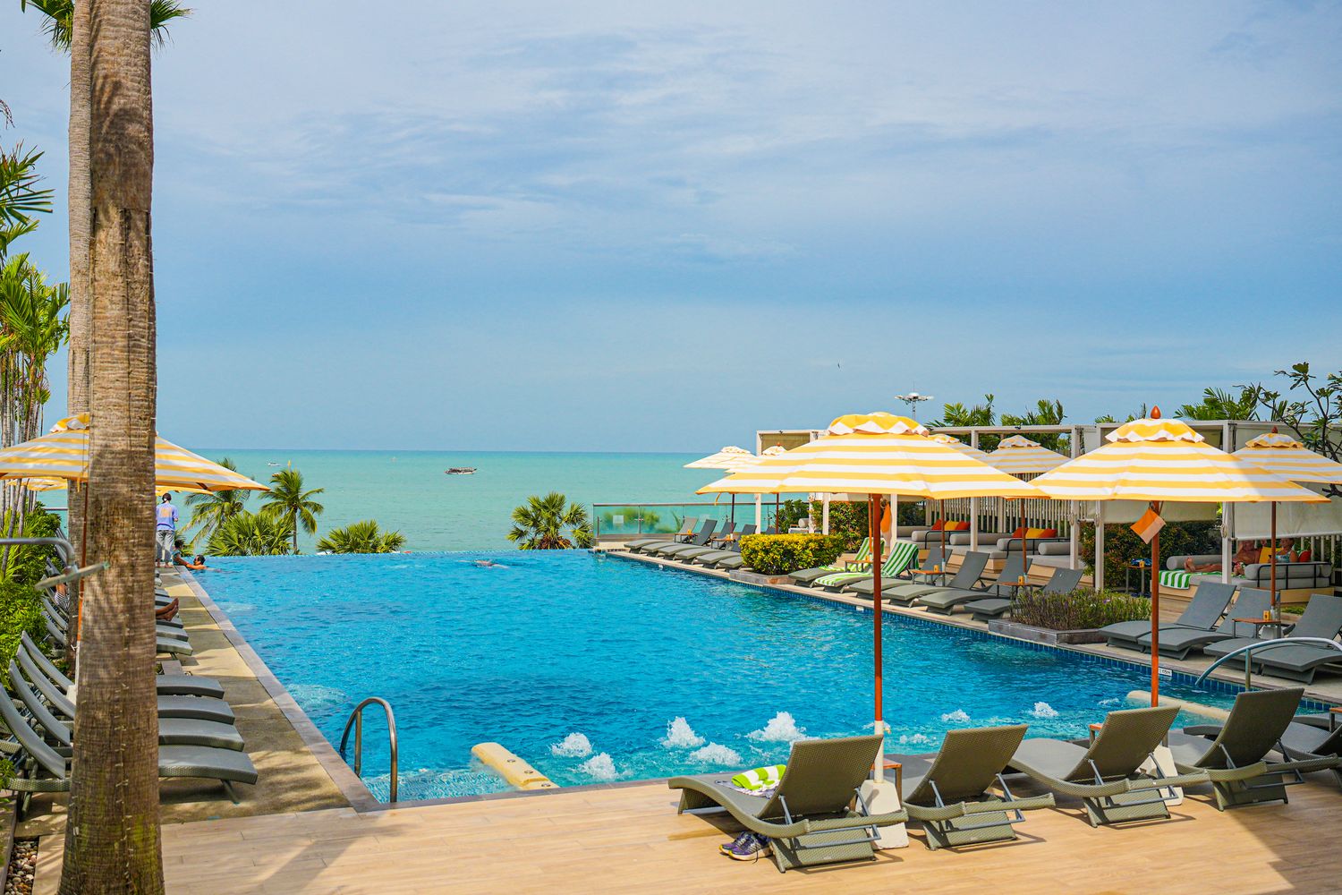Holiday Inn Pattaya 芭達雅假日酒店｜海景套房伴美景入眠，芭達雅推薦飯店! @混血珊莎的奇幻旅程