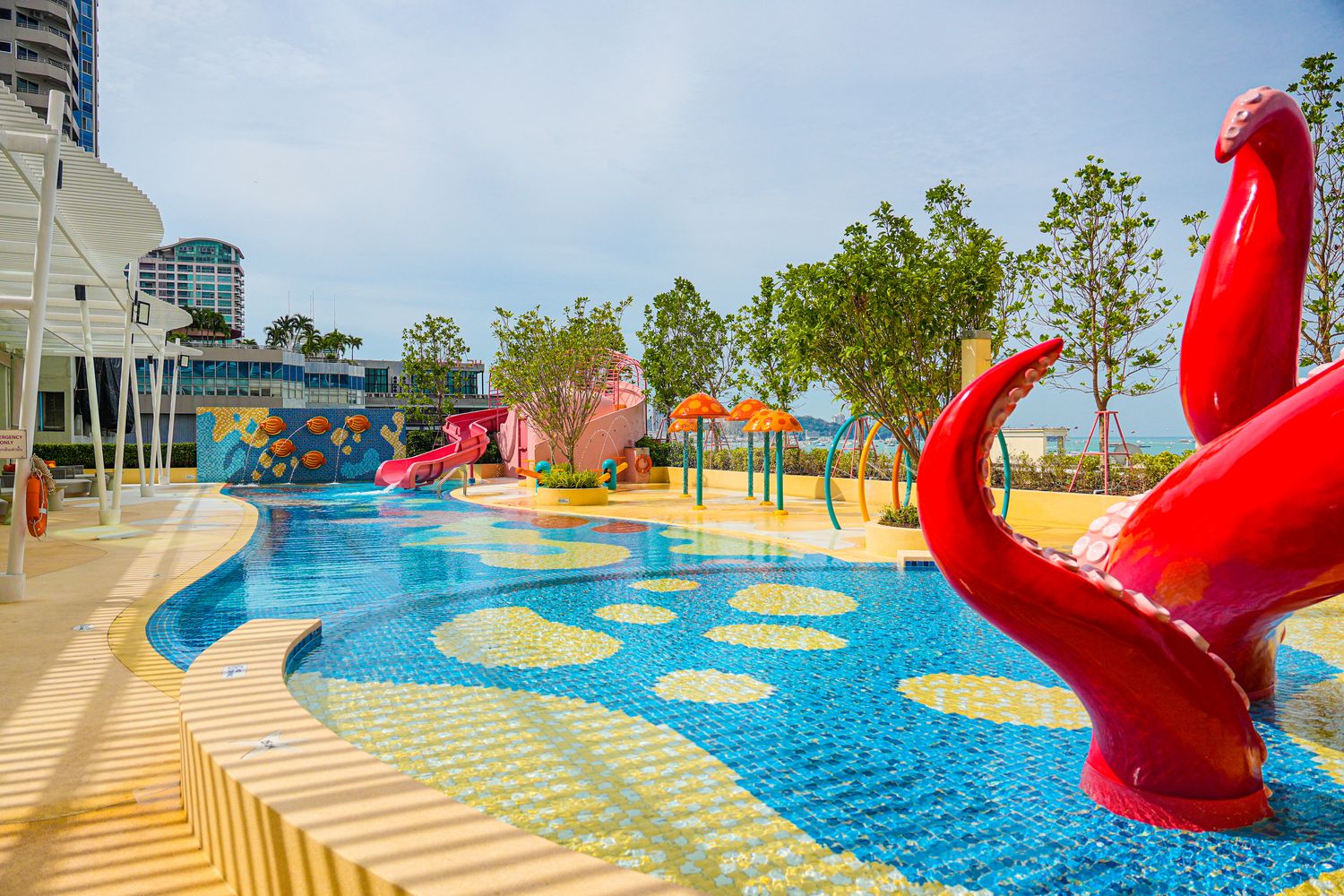 Holiday Inn Pattaya 芭達雅假日酒店｜海景套房伴美景入眠，芭達雅推薦飯店! @混血珊莎的奇幻旅程