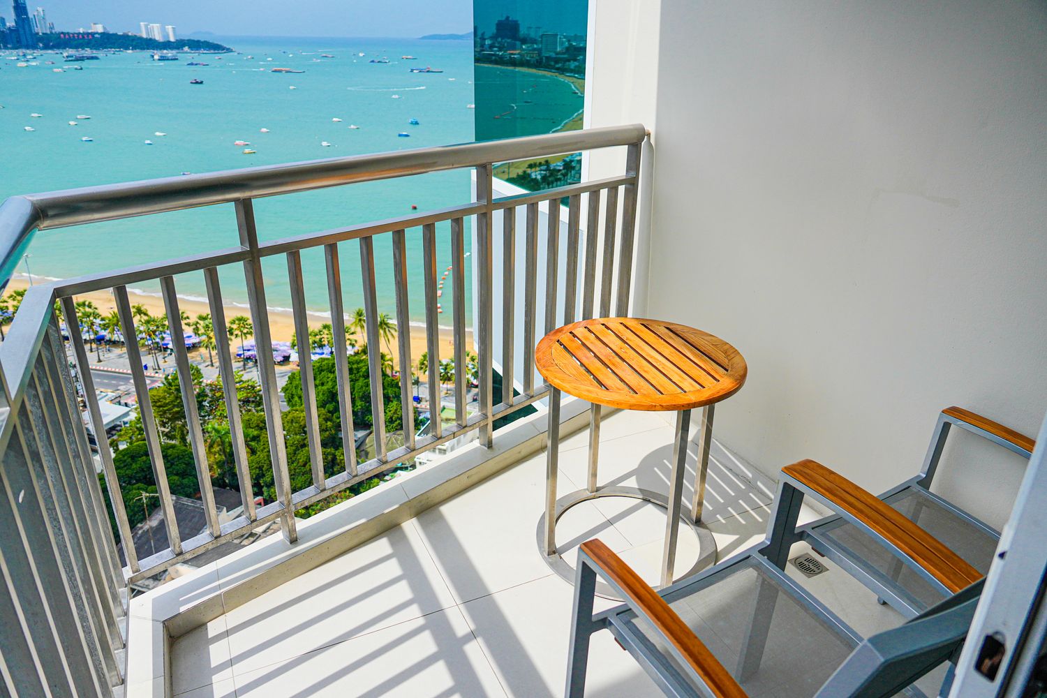 Holiday Inn Pattaya 芭達雅假日酒店｜海景套房伴美景入眠，芭達雅推薦飯店! @混血珊莎的奇幻旅程