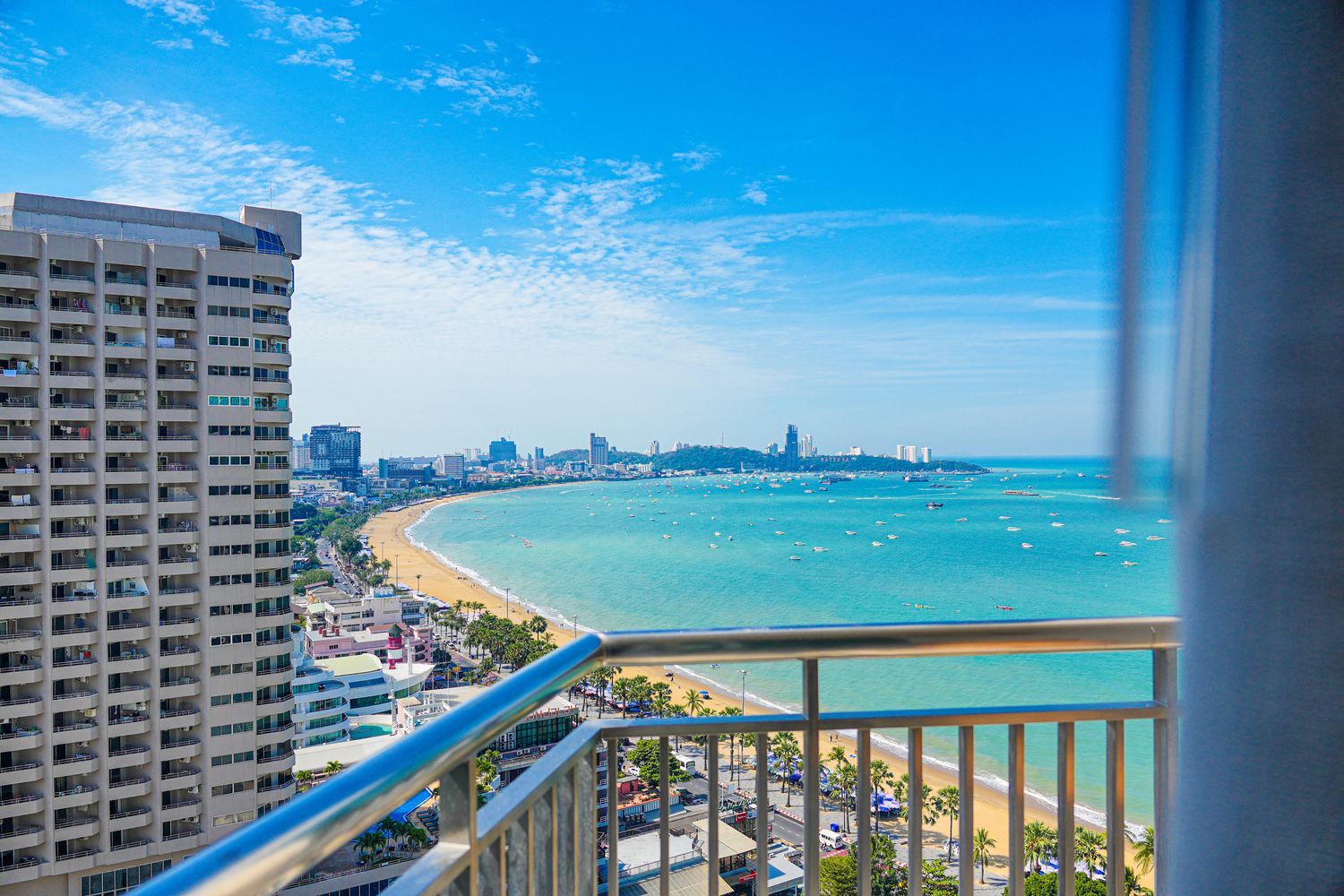 Holiday Inn Pattaya 芭達雅假日酒店｜海景套房伴美景入眠，芭達雅推薦飯店! @混血珊莎的奇幻旅程