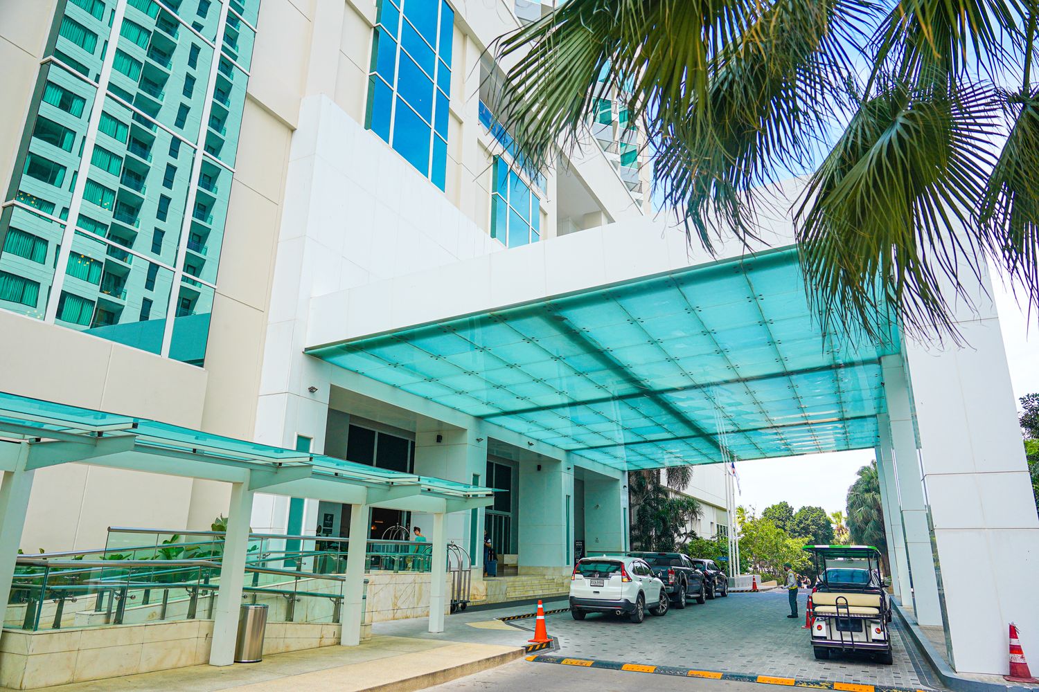 Holiday Inn Pattaya 芭達雅假日酒店｜海景套房伴美景入眠，芭達雅推薦飯店! @混血珊莎的奇幻旅程