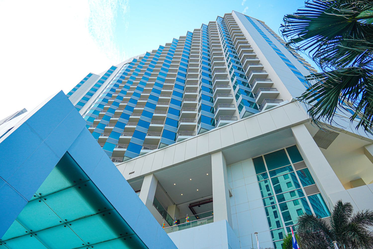 Holiday Inn Pattaya 芭達雅假日酒店｜海景套房伴美景入眠，芭達雅推薦飯店! @混血珊莎的奇幻旅程