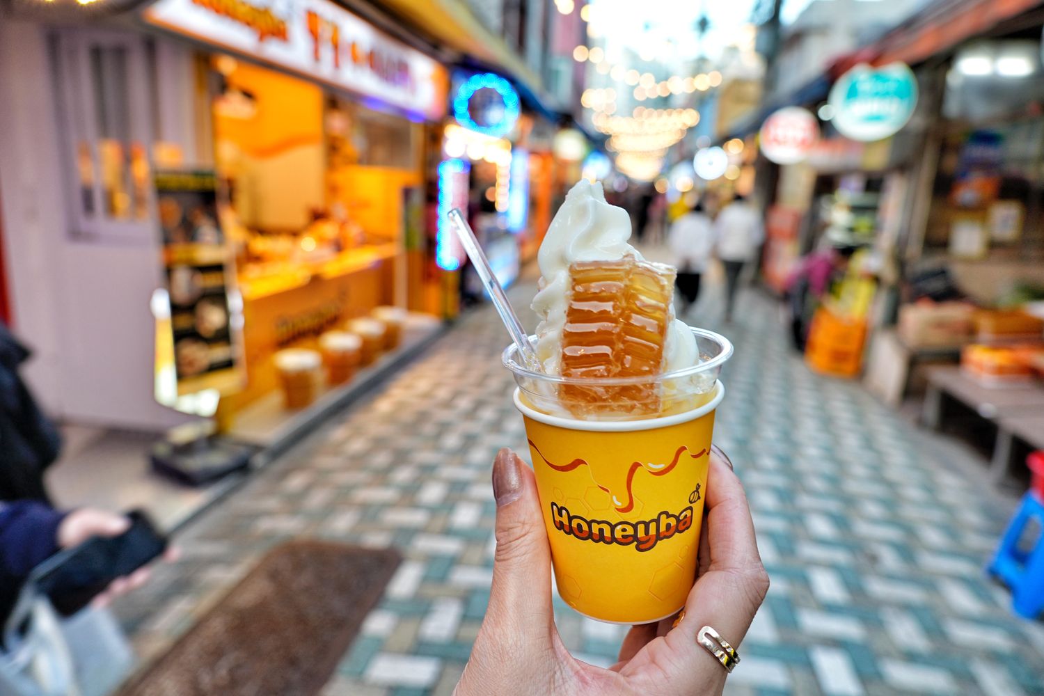 海雲台市場 必吃Honey Ba Beoljip Ice Cream 蜂巢冰淇淋 @混血珊莎的奇幻旅程