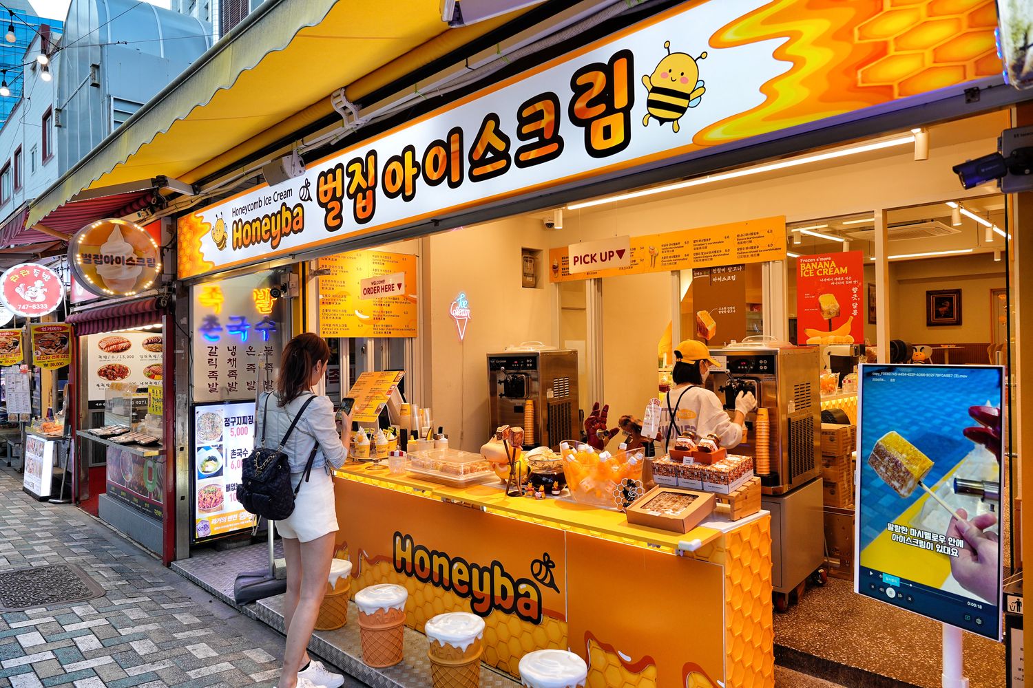海雲台市場 必吃Honey Ba Beoljip Ice Cream 蜂巢冰淇淋 @混血珊莎的奇幻旅程
