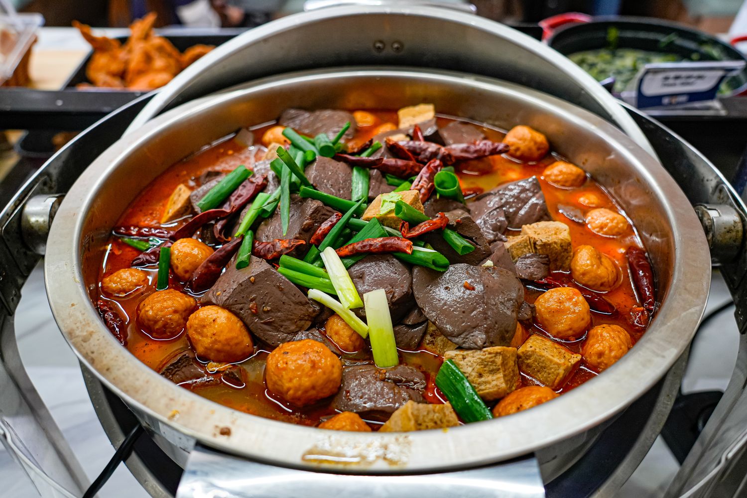 板橋吃到飽｜牛室炙燒牛排板橋府中店，平日自助吧爽嗑百道料理 399 元起，板橋牛排! @混血珊莎的奇幻旅程