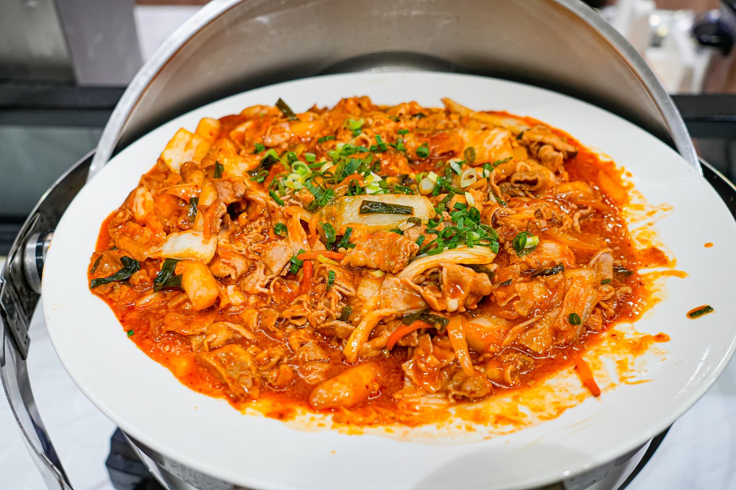 板橋吃到飽｜牛室炙燒牛排板橋府中店，平日自助吧爽嗑百道料理 399 元起，板橋牛排! @混血珊莎的奇幻旅程