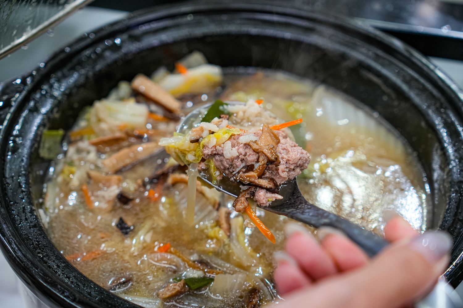 板橋吃到飽｜牛室炙燒牛排板橋府中店，平日自助吧爽嗑百道料理 399 元起，板橋牛排! @混血珊莎的奇幻旅程