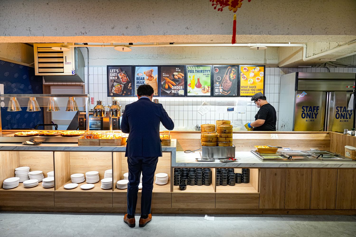 板橋吃到飽｜牛室炙燒牛排板橋府中店，平日自助吧爽嗑百道料理 399 元起，板橋牛排! @混血珊莎的奇幻旅程