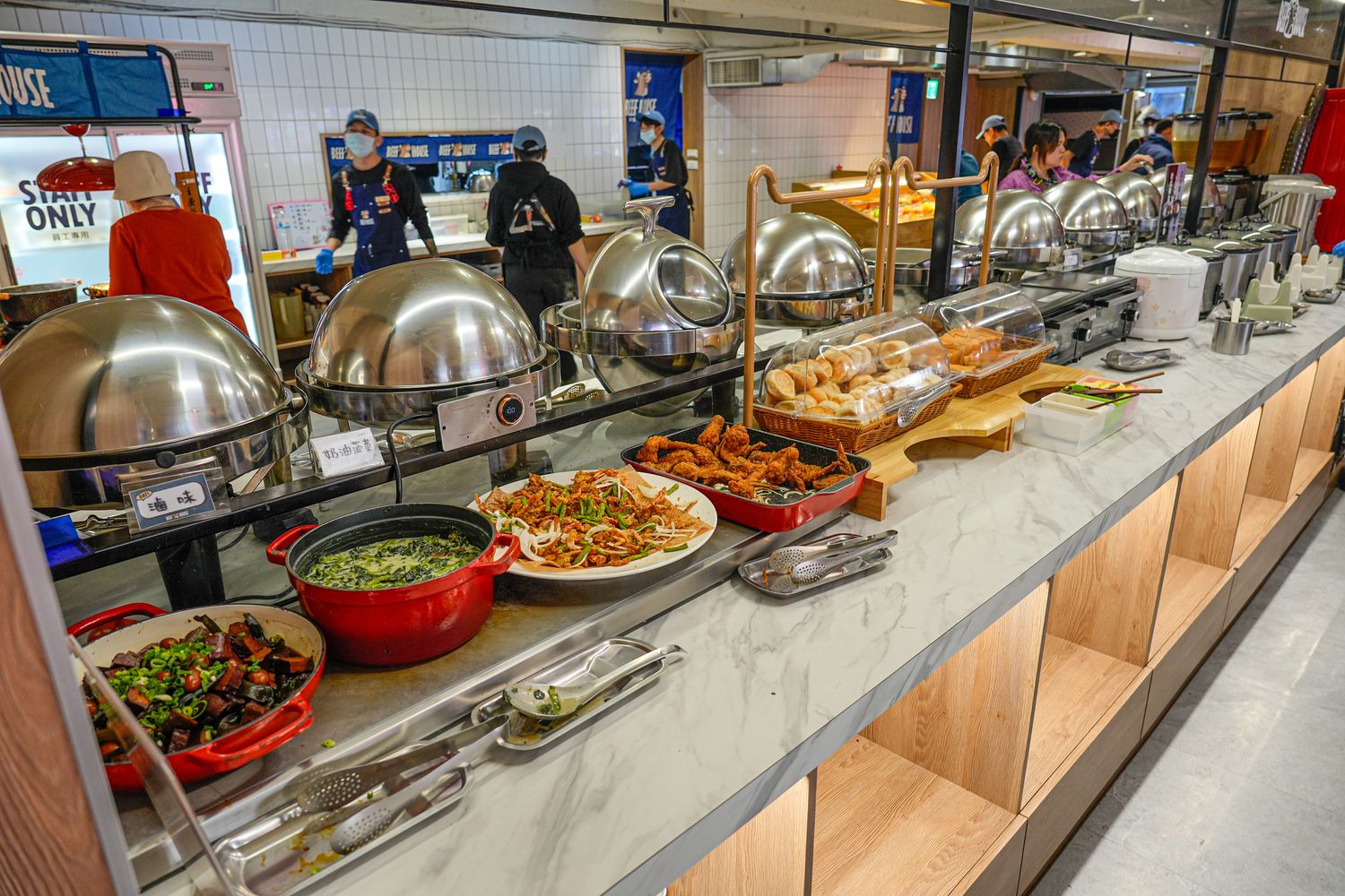 板橋吃到飽｜牛室炙燒牛排板橋府中店，平日自助吧爽嗑百道料理 399 元起，板橋牛排! @混血珊莎的奇幻旅程