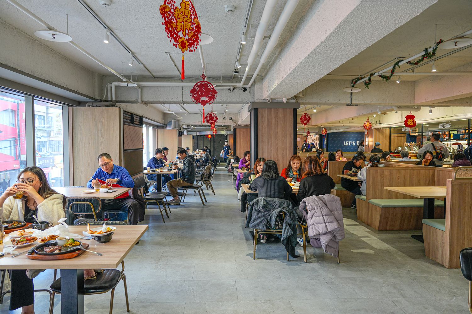 板橋吃到飽｜牛室炙燒牛排板橋府中店，平日自助吧爽嗑百道料理 399 元起，板橋牛排! @混血珊莎的奇幻旅程