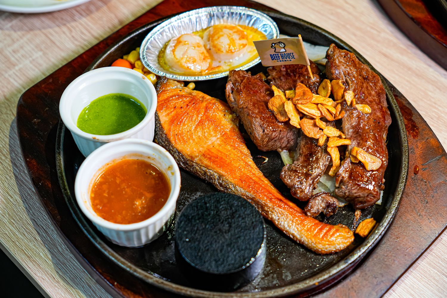 板橋吃到飽｜牛室炙燒牛排板橋府中店，平日自助吧爽嗑百道料理 399 元起，板橋牛排! @混血珊莎的奇幻旅程