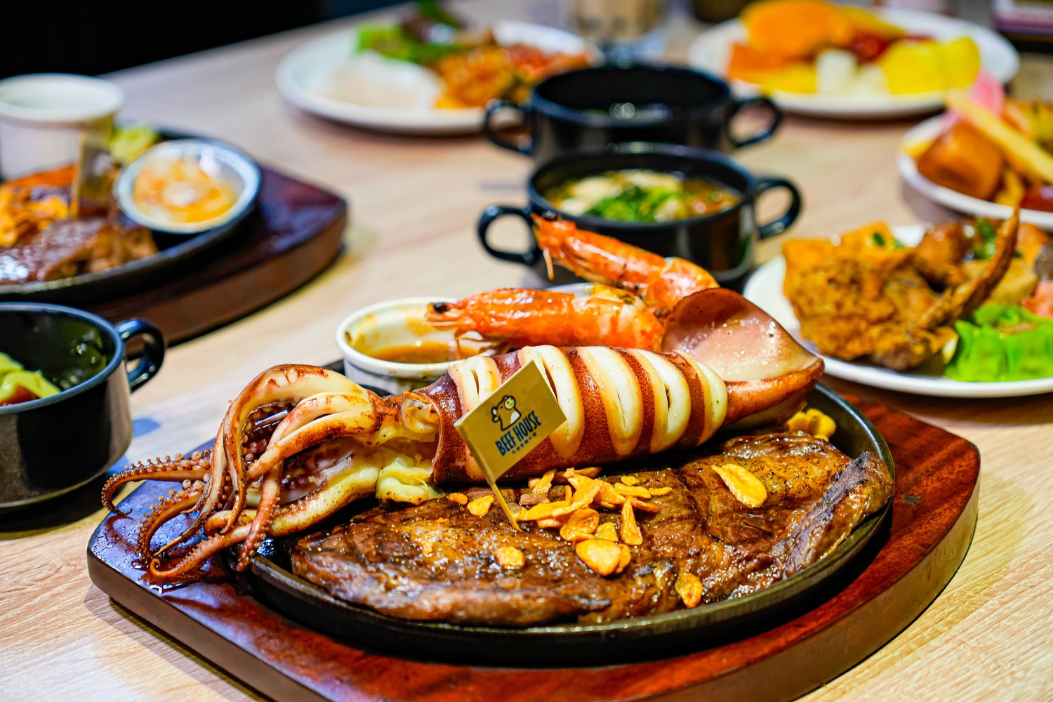 板橋吃到飽｜牛室炙燒牛排板橋府中店，平日自助吧爽嗑百道料理 399 元起，板橋牛排! @混血珊莎的奇幻旅程