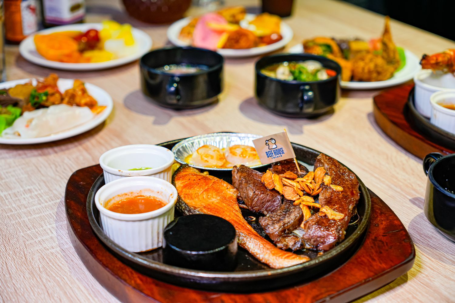 板橋吃到飽｜牛室炙燒牛排板橋府中店，平日自助吧爽嗑百道料理 399 元起，板橋牛排! @混血珊莎的奇幻旅程
