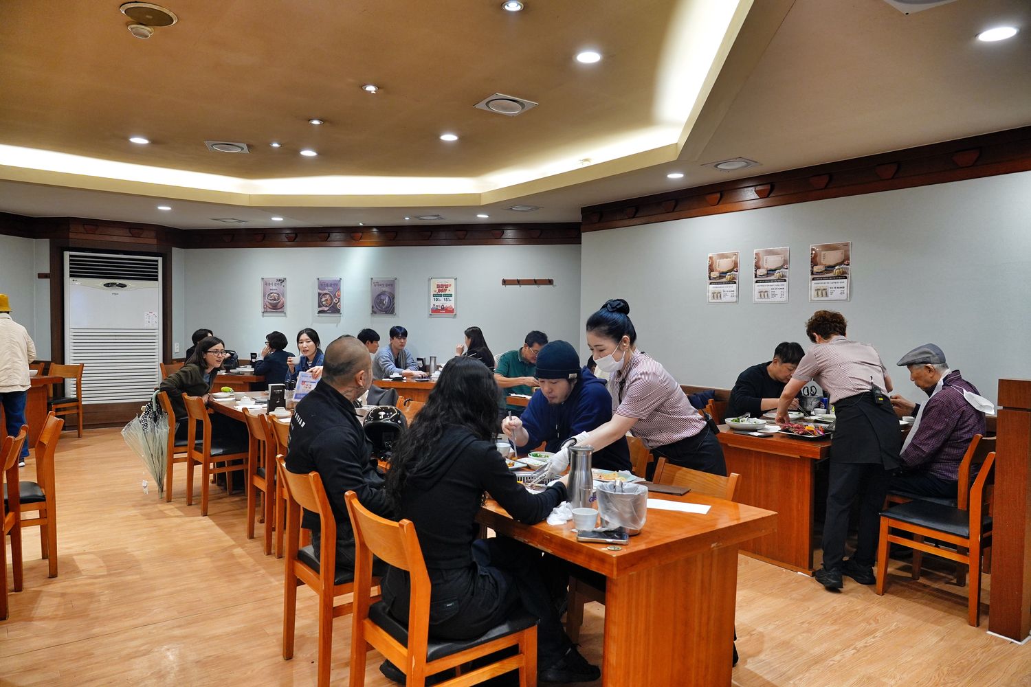 釜山西面站美食「思味軒」專人代烤韓牛料理，必吃石鍋排骨湯! @混血珊莎的奇幻旅程